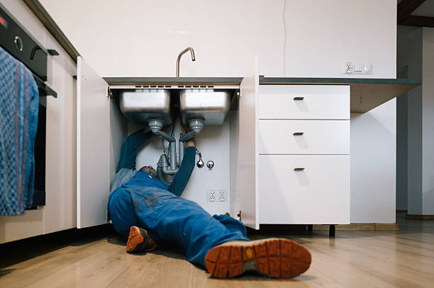 Professional Emergency Plumber technician working in La Mirada, CA